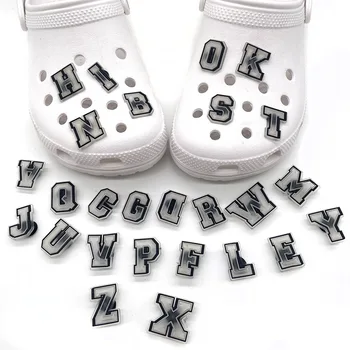 10PCS ingilizce Harf Serisi Ayakkabı Yumuşak Kauçuk Ayakkabı Sandalet Aksesuarları Dekorasyon Toka Timsah Takılar PVC Çocuklar Hediyeler Aydınlık 