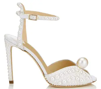 Beyaz Saten Sandalet Tüm İnciler Sacora 100mm İnci Süslenmiş Pompaları Ayak Bileği Kayışı Peep-toe Sandalet Düğün Ayakkabı