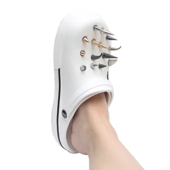 16 adet Yeni Tasarımcı Zincir Marka Ayakkabı Tasarımcısı Takılar Bling Taklidi Hediye Takunya Dekorasyon Kolye Toka Hediye için
