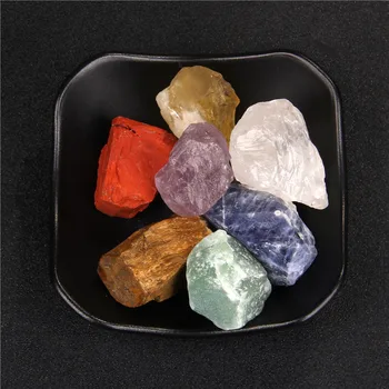 7 adet / takım Doğal 7 Çakra Eskitme Taş Süs 20-30mm Düzensiz Kaya Mineral Kristal Şifa Meditasyon Feng Shui Dekor
