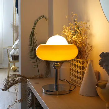 Iskandinav cam masa lambası Metal taban yumurta Tart lamba yatak odası başucu masa süsü üç ton ışık yaratıcı Lampara De Escritorio