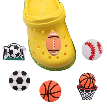 Mix 50 ADET PVC Croc Takılar Spor Topu Futbol Beyzbol Rugby Basketbol Silikon Croc Terlik Aksesuarları bahçe ayakkabısı Düğmesi